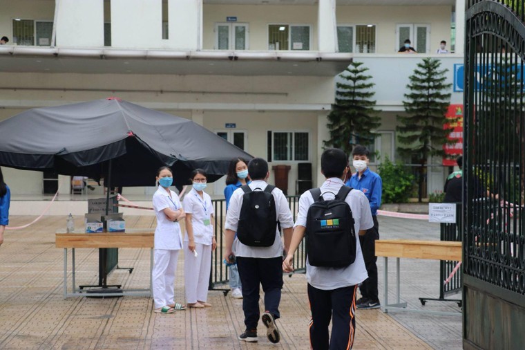 Thời tiết mát mẻ, thí sinh bước vào thi môn tổ hợp ảnh 3