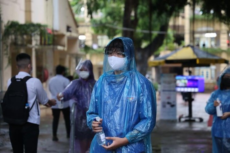 Thời tiết mát mẻ, thí sinh bước vào thi môn tổ hợp ảnh 8