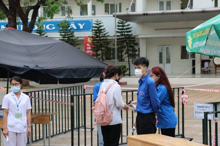 Thời tiết mát mẻ, thí sinh bước vào thi môn tổ hợp ảnh 5