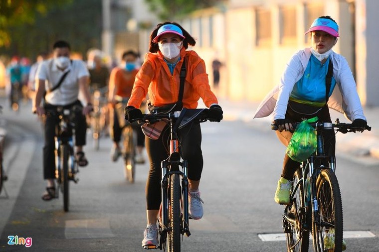 Hồ Tây, hồ Gươm đông người tập đạp xe, đi bộ ảnh 2