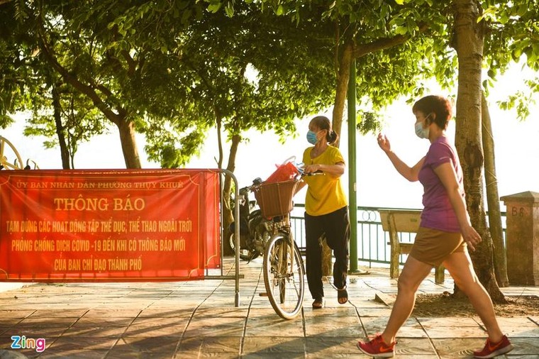 Hồ Tây, hồ Gươm đông người tập đạp xe, đi bộ ảnh 3