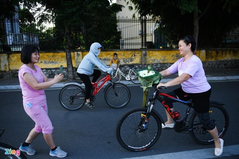 Hồ Tây, hồ Gươm đông người tập đạp xe, đi bộ ảnh 5