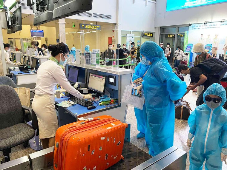 Vỡ oà niềm vui trên chuyến bay Bamboo Airways chở người Gia Lai từ TP HCM ảnh 2