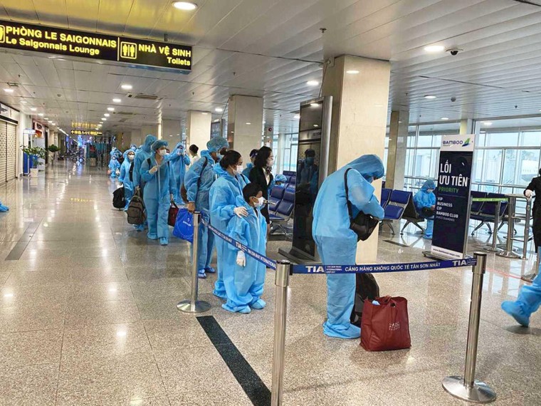 Vỡ oà niềm vui trên chuyến bay Bamboo Airways chở người Gia Lai từ TP HCM ảnh 3