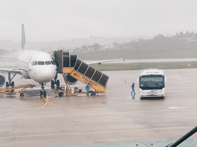 Vỡ oà niềm vui trên chuyến bay Bamboo Airways chở người Gia Lai từ TP HCM ảnh 8