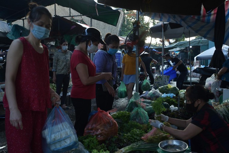 Hà Nội: chợ dân sinh đông nghịt người trong ngày đầu giãn cách ảnh 1