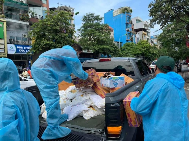 Ông chủ, giám đốc thành tài xế, bốc dỡ đồ cứu trợ Hà Nội ngày dịch ảnh 1