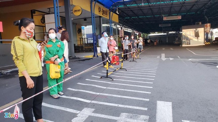 Người dân TP.HCM xếp hàng từ 4h30 đợi siêu thị mở cửa ảnh 1