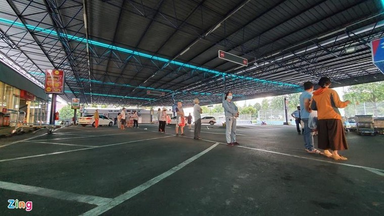 Người dân TP.HCM xếp hàng từ 4h30 đợi siêu thị mở cửa ảnh 3