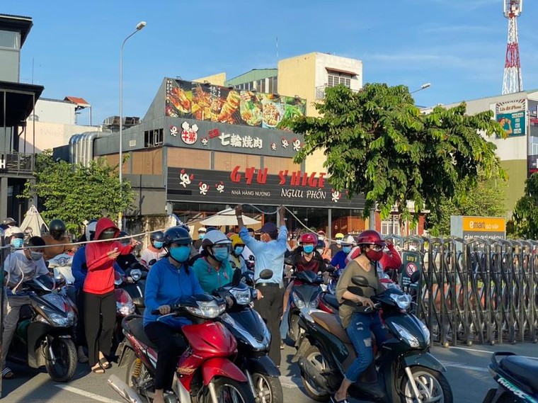 Người dân TP.HCM xếp hàng từ 4h30 đợi siêu thị mở cửa ảnh 6