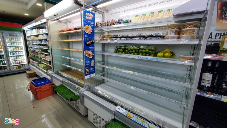 Người dân TP.HCM xếp hàng từ 4h30 đợi siêu thị mở cửa ảnh 8