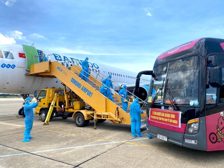Bamboo Airways thực hiện 2 chuyến bay đưa gần 400 công dân Quảng Bình về quê ảnh 5