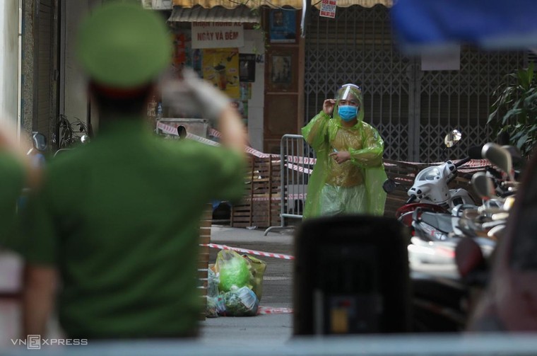 Khẩn cấp bóc tách F0 tại ổ dịch phức tạp nhất Hà Nội ảnh 6