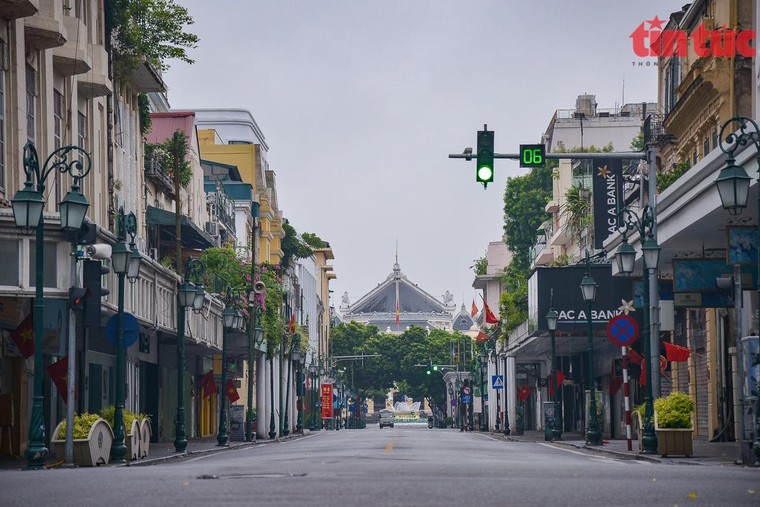 Phố phường Hà Nội thanh bình ngày đầu kỳ nghỉ lễ Quốc khánh ảnh 12