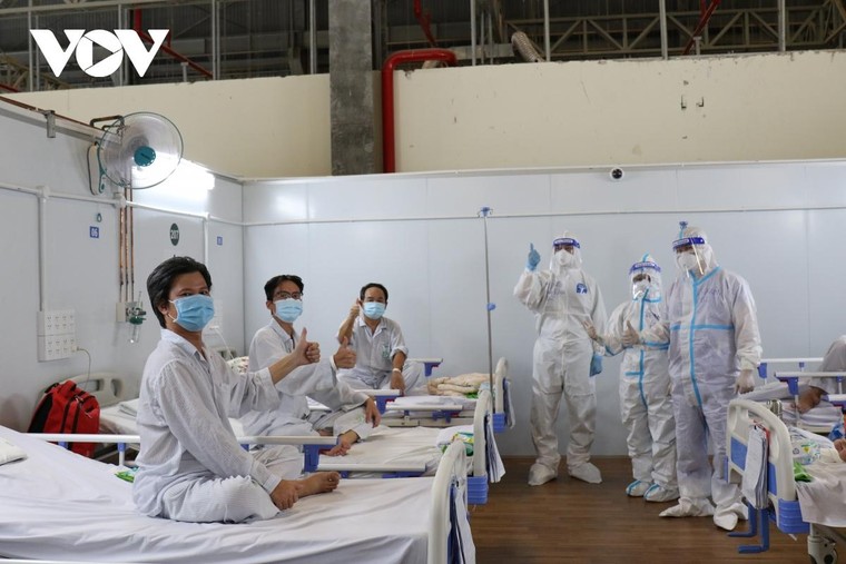 COVID-19: Ngón tay cái, biểu tượng của sự sống ảnh 14