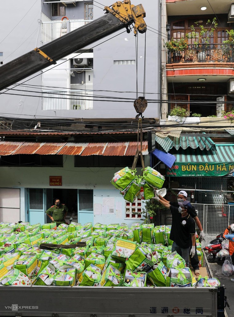 Dùng cần cẩu phát nhu yếu phẩm cho cư dân ảnh 2