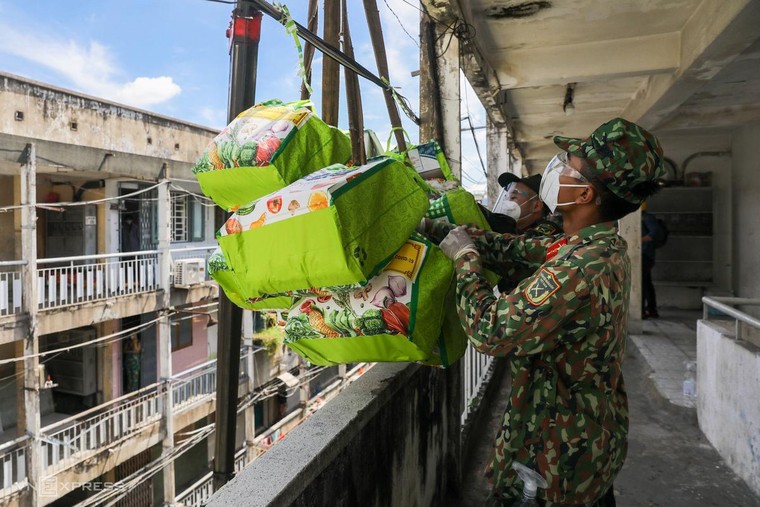 Dùng cần cẩu phát nhu yếu phẩm cho cư dân ảnh 3