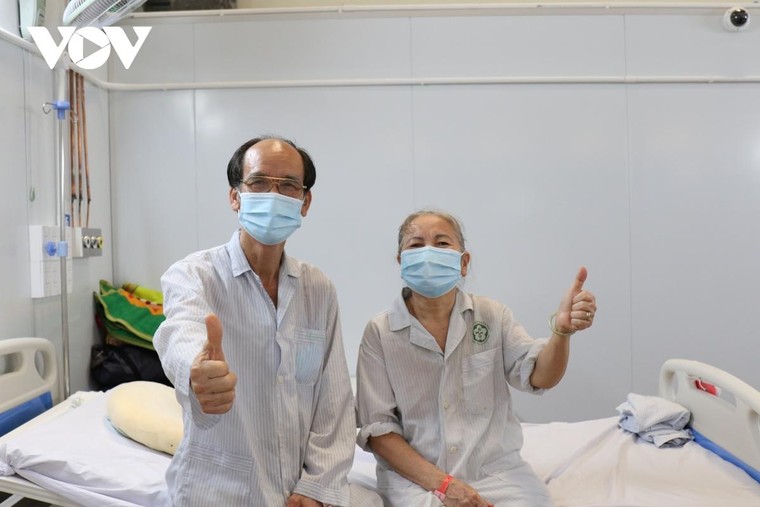 COVID-19: Ngón tay cái, biểu tượng của sự sống ảnh 3