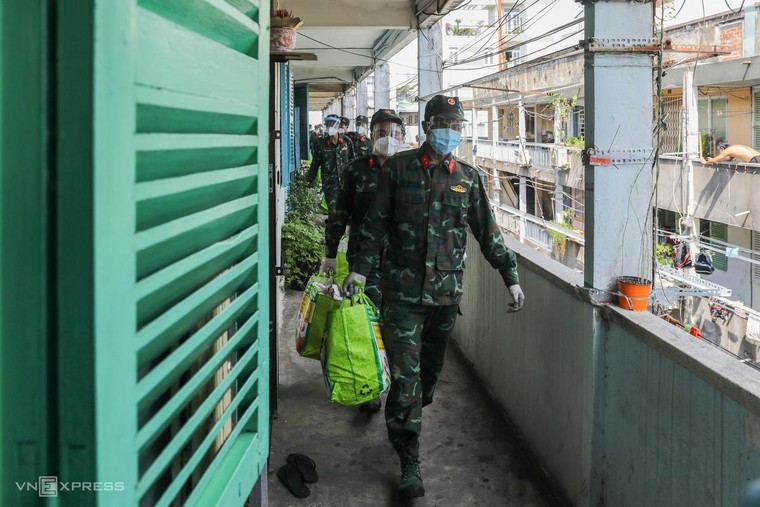 Dùng cần cẩu phát nhu yếu phẩm cho cư dân ảnh 4