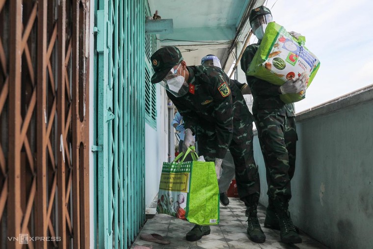Dùng cần cẩu phát nhu yếu phẩm cho cư dân ảnh 5