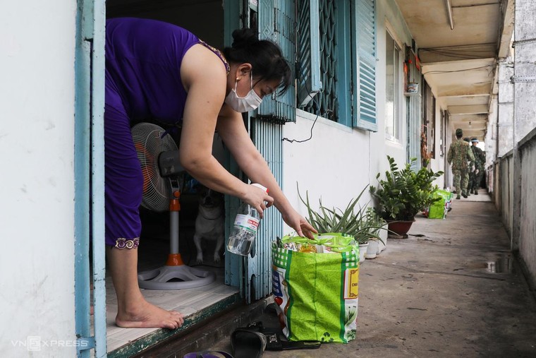 Dùng cần cẩu phát nhu yếu phẩm cho cư dân ảnh 6