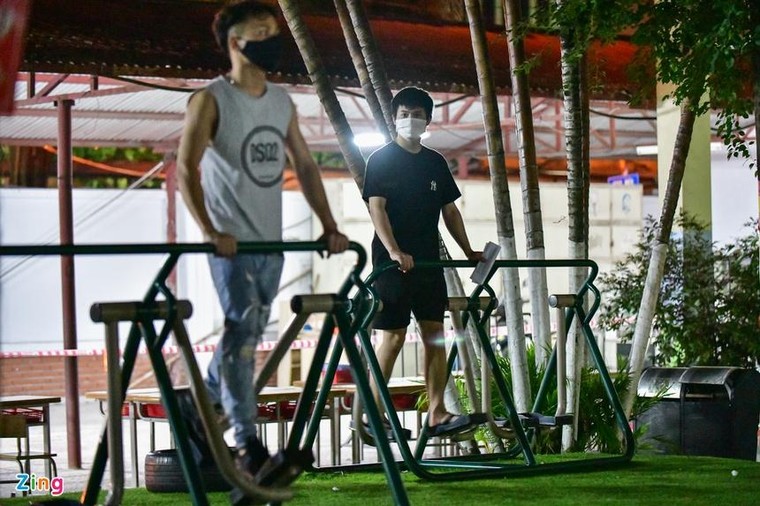 Nhiều người đến điểm tiêm vaccine trong đêm dù không có thư mời ảnh 9