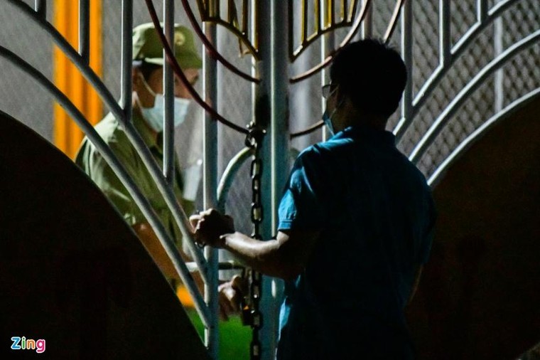 Nhiều người đến điểm tiêm vaccine trong đêm dù không có thư mời ảnh 1