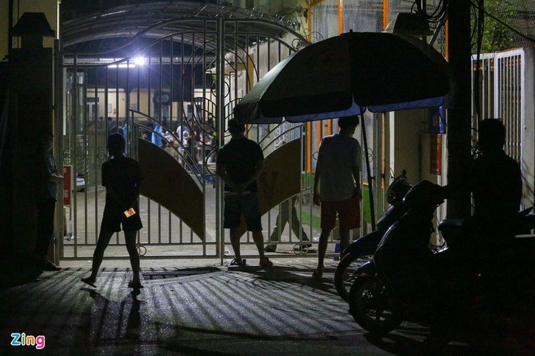 Nhiều người đến điểm tiêm vaccine trong đêm dù không có thư mời ảnh 2