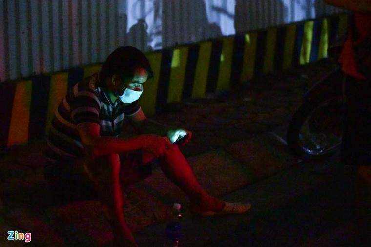 Nhiều người đến điểm tiêm vaccine trong đêm dù không có thư mời ảnh 3