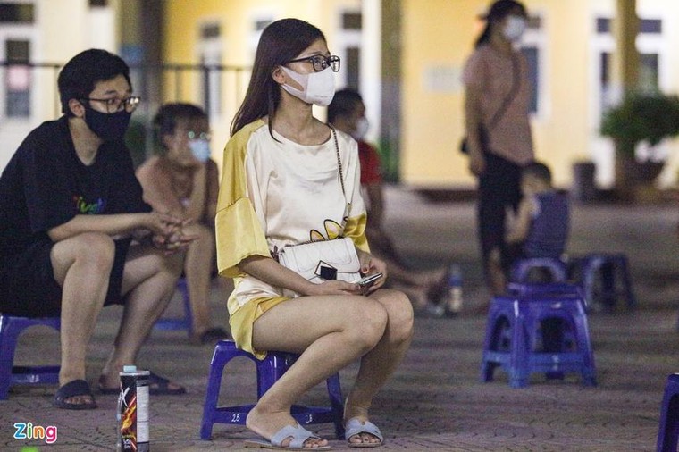 Nhiều người đến điểm tiêm vaccine trong đêm dù không có thư mời ảnh 6