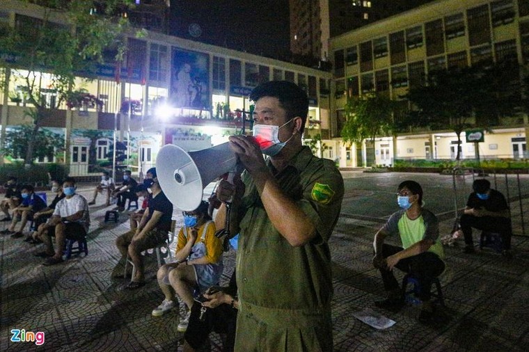 Nhiều người đến điểm tiêm vaccine trong đêm dù không có thư mời ảnh 8