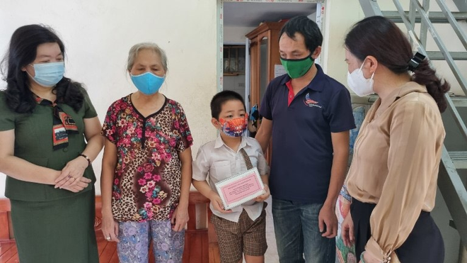 Hơn 2.300 máy tính, điện thoại được trao tặng học sinh khó khăn ảnh 2