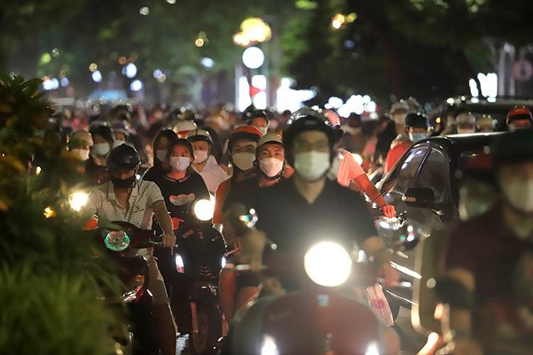 "Biển người" đổ về hồ Gươm trong đêm Trung thu ảnh 1