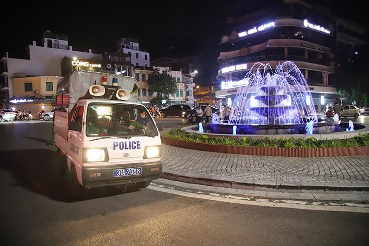 "Biển người" đổ về hồ Gươm trong đêm Trung thu ảnh 10