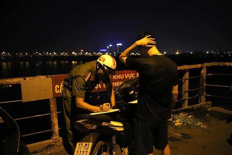 "Biển người" đổ về hồ Gươm trong đêm Trung thu ảnh 12