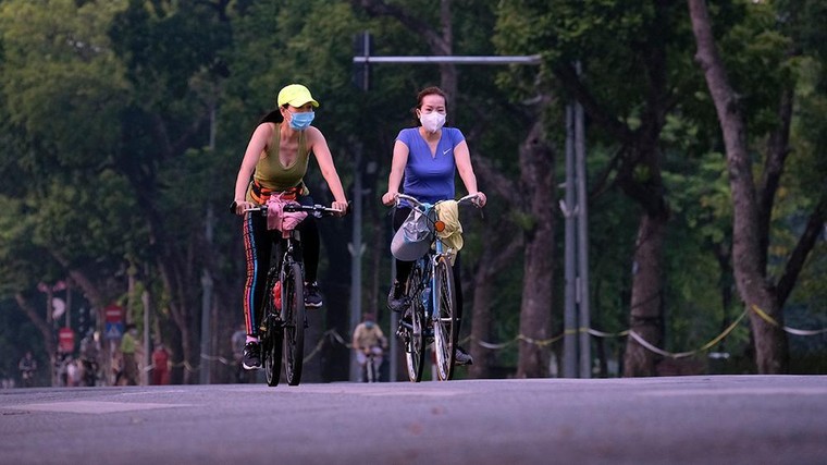 Hà Nội vừa nới lỏng giãn cách, người dân kéo nhau đi tập thể dục ảnh 12