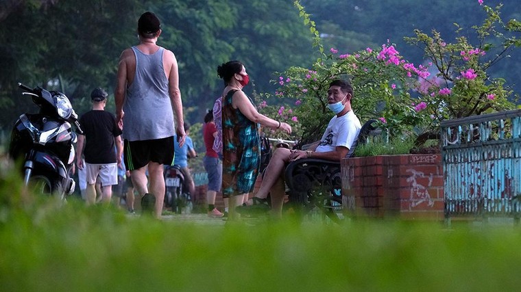 Hà Nội vừa nới lỏng giãn cách, người dân kéo nhau đi tập thể dục ảnh 1