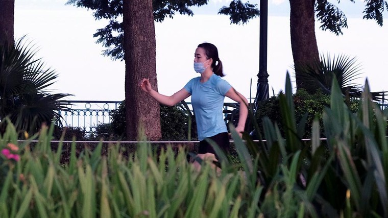 Hà Nội vừa nới lỏng giãn cách, người dân kéo nhau đi tập thể dục ảnh 3