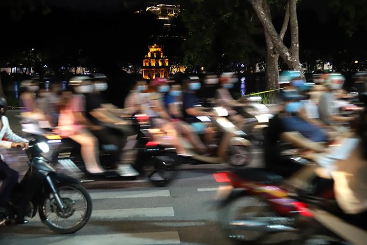 "Biển người" đổ về hồ Gươm trong đêm Trung thu ảnh 5