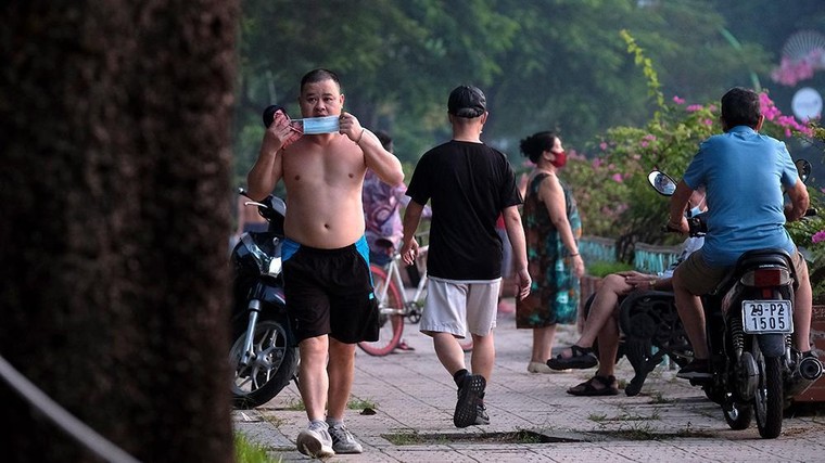 Hà Nội vừa nới lỏng giãn cách, người dân kéo nhau đi tập thể dục ảnh 4