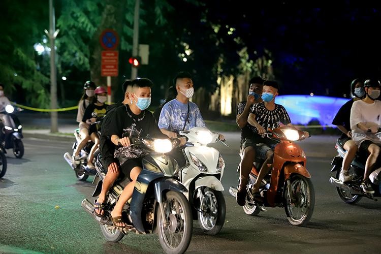 "Biển người" đổ về hồ Gươm trong đêm Trung thu ảnh 6