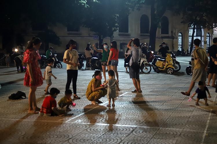 "Biển người" đổ về hồ Gươm trong đêm Trung thu ảnh 7