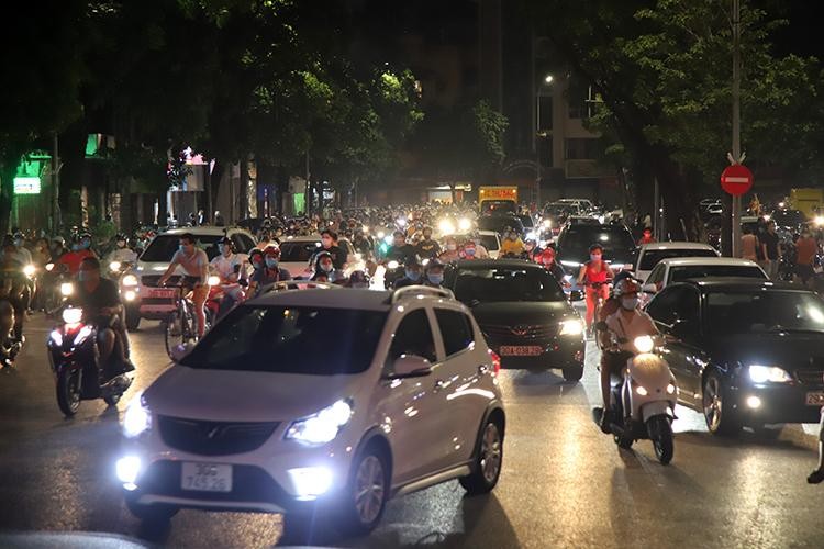 "Biển người" đổ về hồ Gươm trong đêm Trung thu ảnh 8