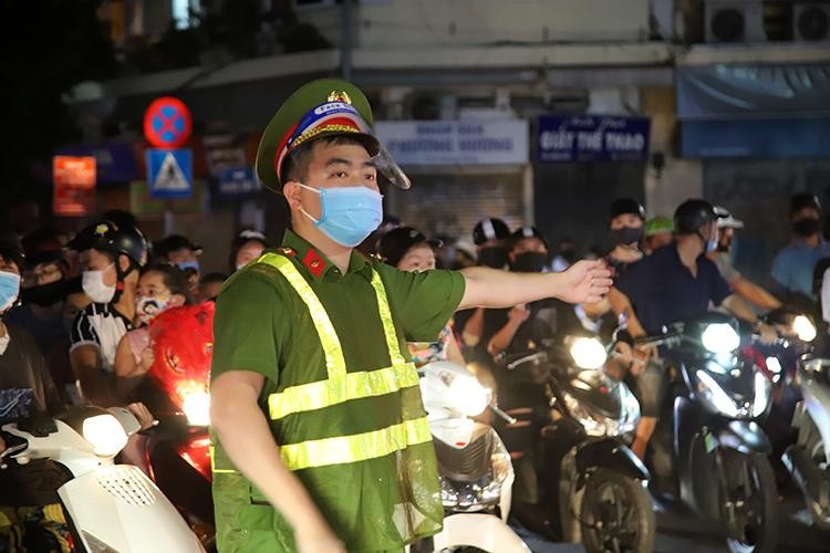 "Biển người" đổ về hồ Gươm trong đêm Trung thu ảnh 9