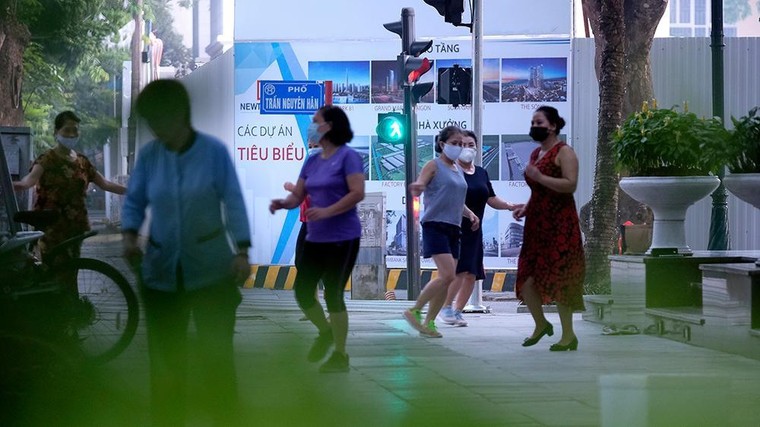 Hà Nội vừa nới lỏng giãn cách, người dân kéo nhau đi tập thể dục ảnh 8