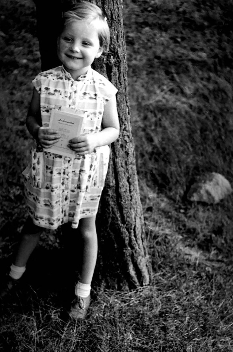 Những khoảnh khắc đáng nhớ trong cuộc đời bà Angela Merkel ảnh 1