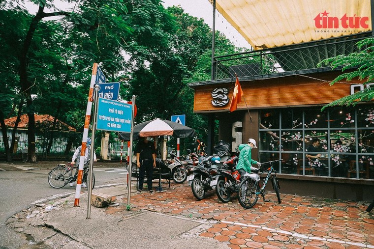 Người dân háo hức đến quán cafe sau nhiều tháng giãn cách xã hội ảnh 9