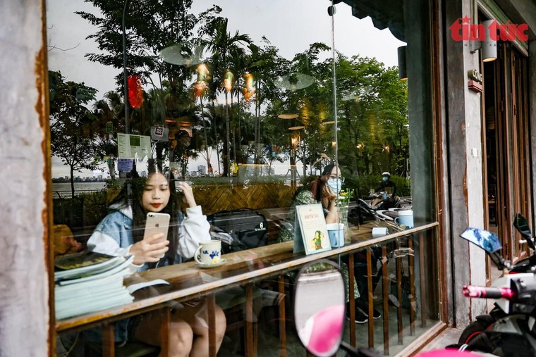 Người dân háo hức đến quán cafe sau nhiều tháng giãn cách xã hội ảnh 10