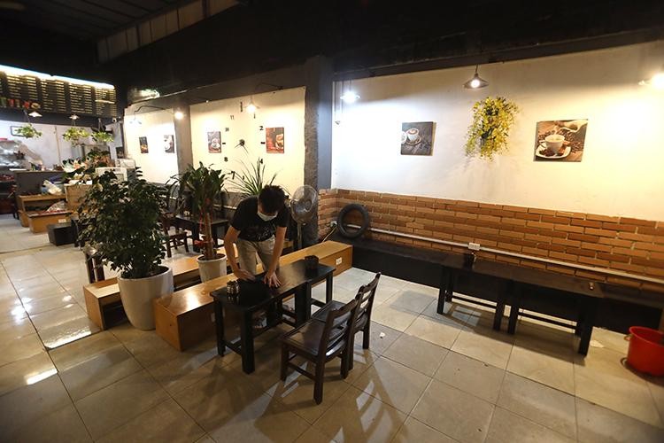 Chủ quán Hà Nội tất bật dọn dẹp để mở cửa trở lại ảnh 1