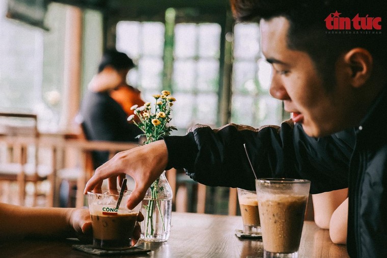 Người dân háo hức đến quán cafe sau nhiều tháng giãn cách xã hội ảnh 2